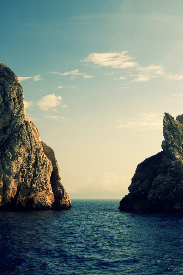 Две скалы у берега