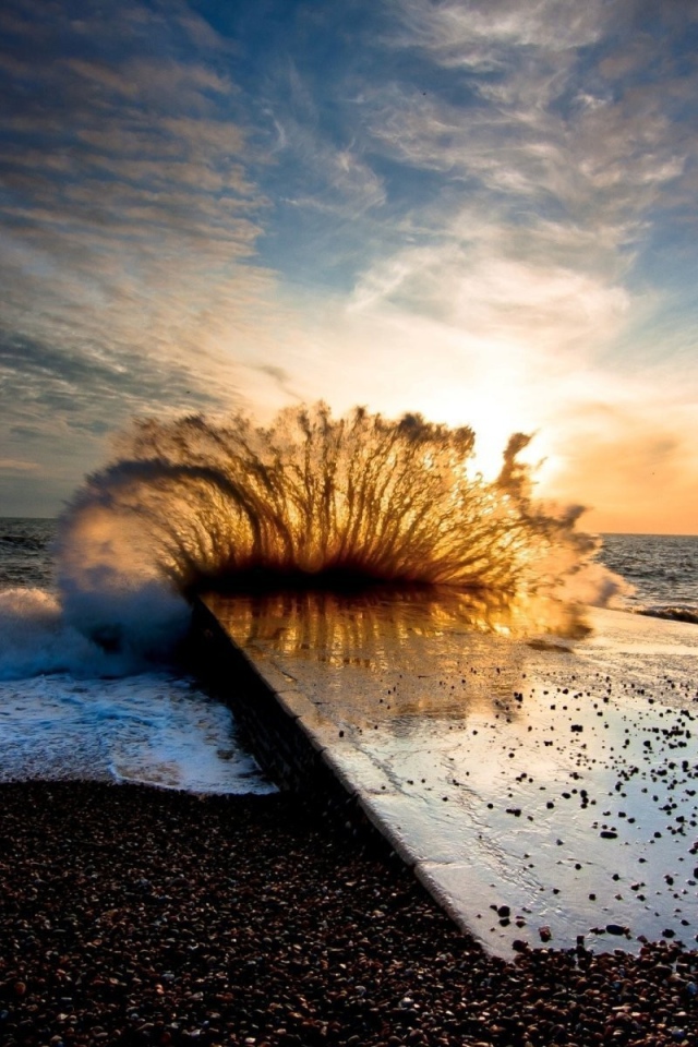 Волна бьется о причал