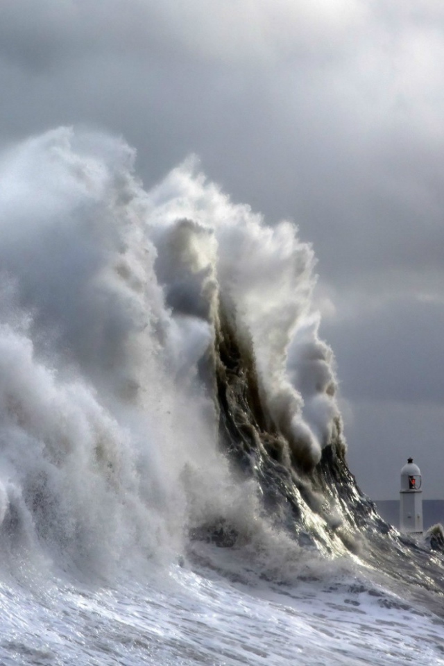 Волна накрывает маяк
