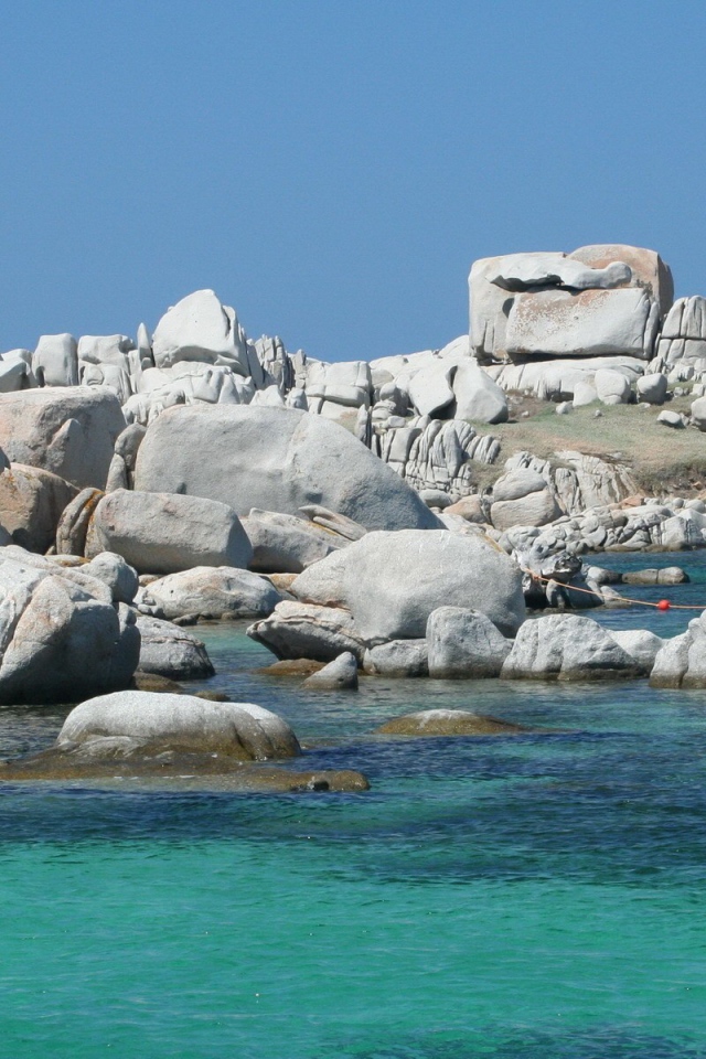 Белые гладкие камни у берега моря