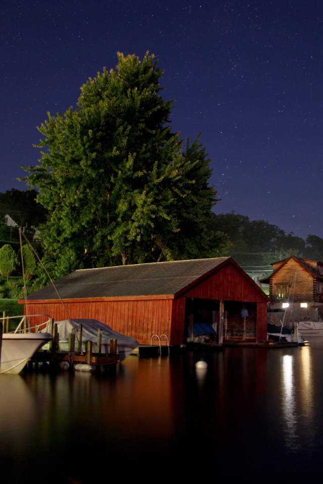 Причал для лодок ночью