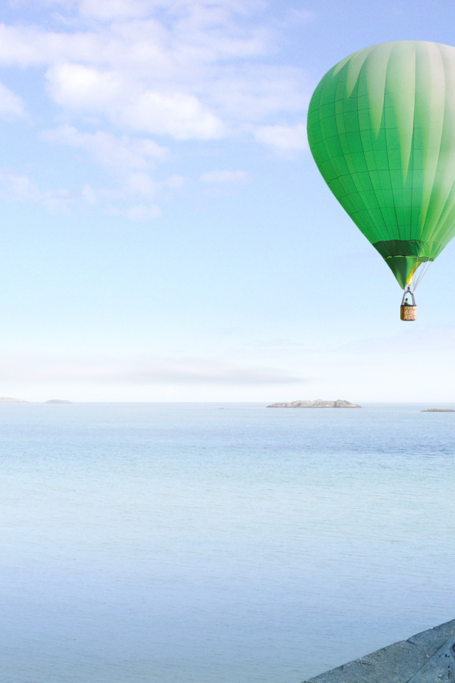 Зеленый Воздушный шар над морем