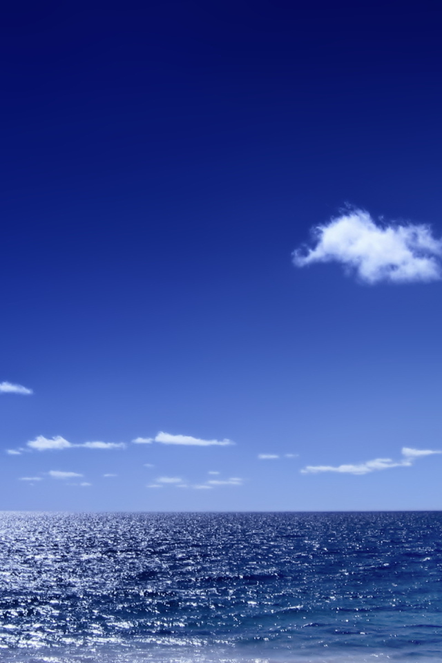 Белые облака над синим морем