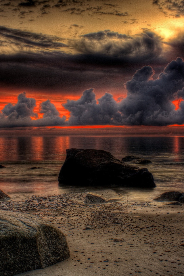 Пепельные облака на фоне огненного заката