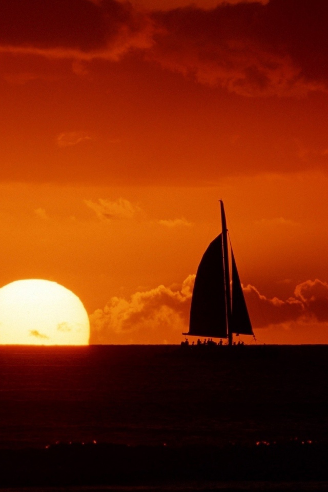 Черный силуэт паруса на закате
