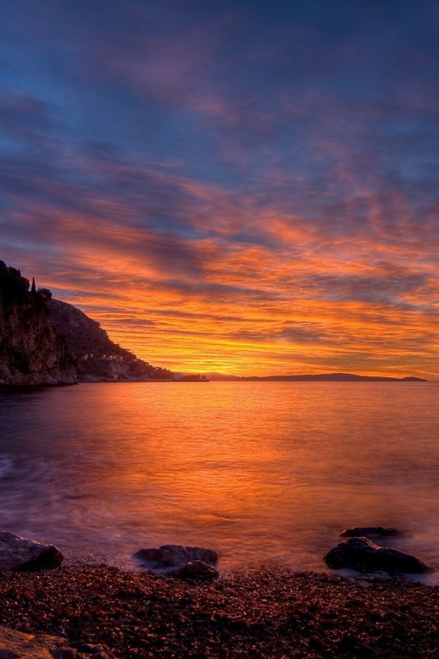 Спокойная вода залива, на фоне заката