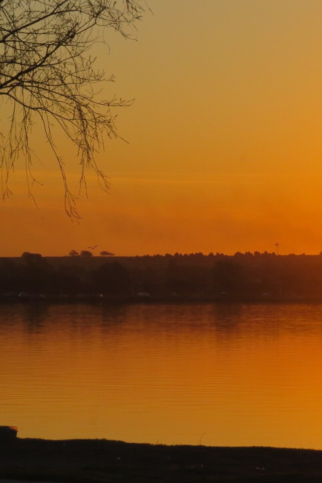 Красочный оранжевый закат на набережной