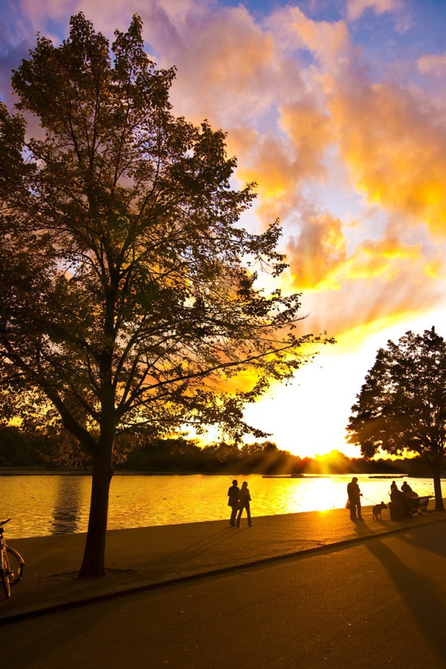 Красочный закат на набережной