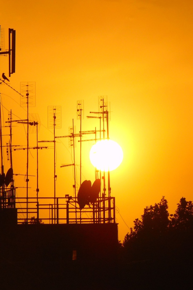 Вышки связи на фоне солнца