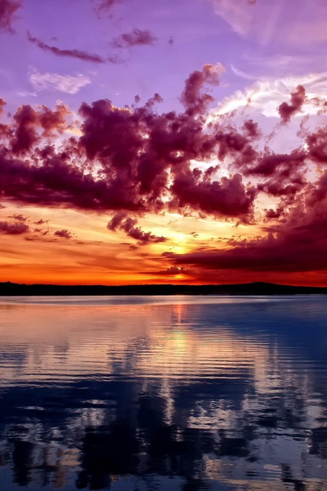 Насыщенные красные облака на закате, фото HDR