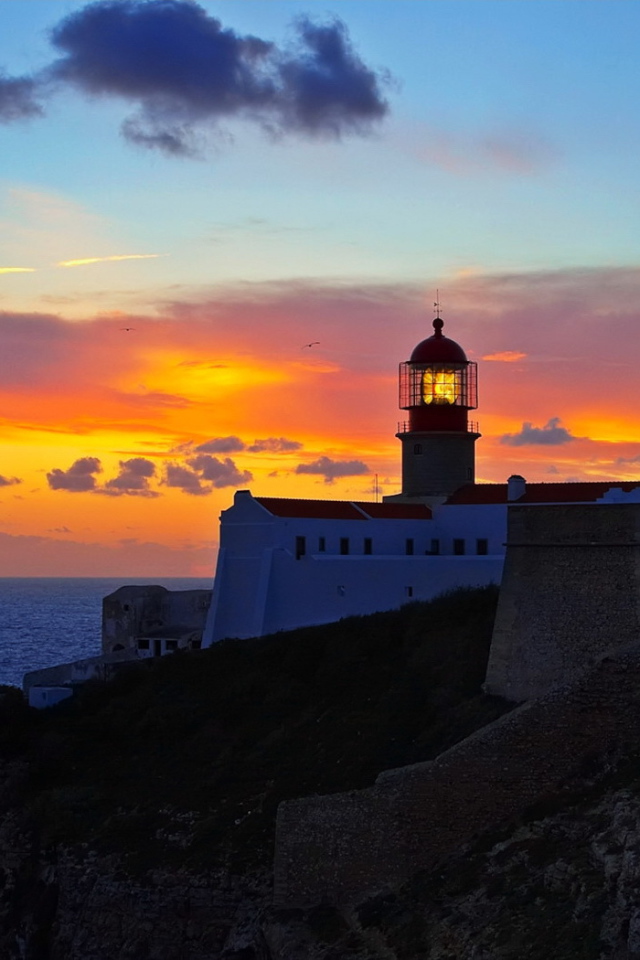 Маяк на оранжевом закате