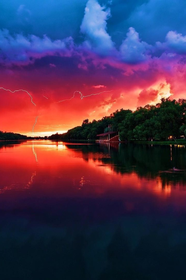 Молнии в грозовом облаке на закате