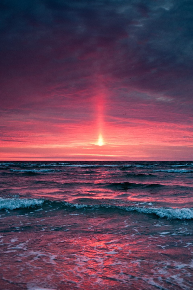 Розовое небо на закате в море