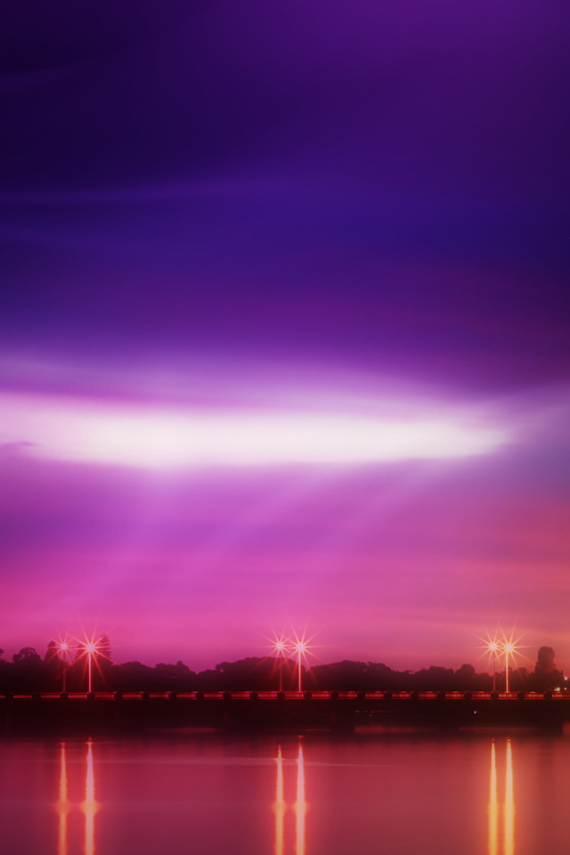 Розовый закат на берегу реки