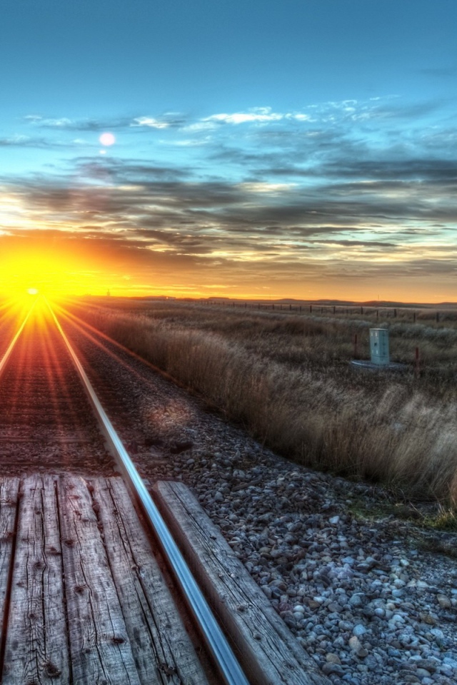 Рельсы уходят на солнце, закат
