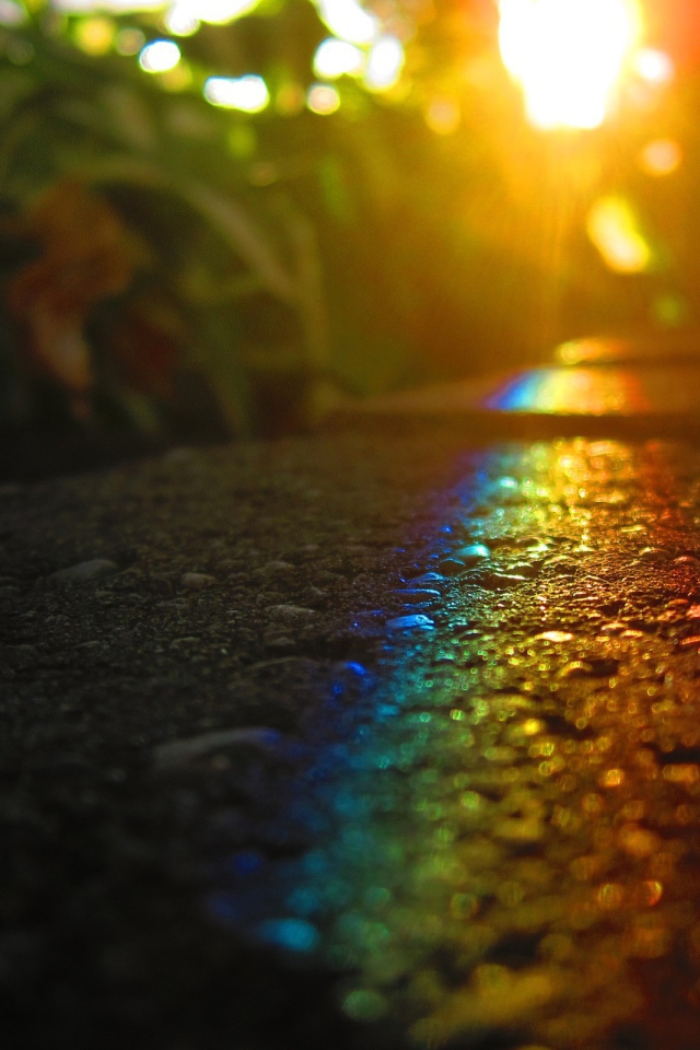 Радужный блик на асфальте