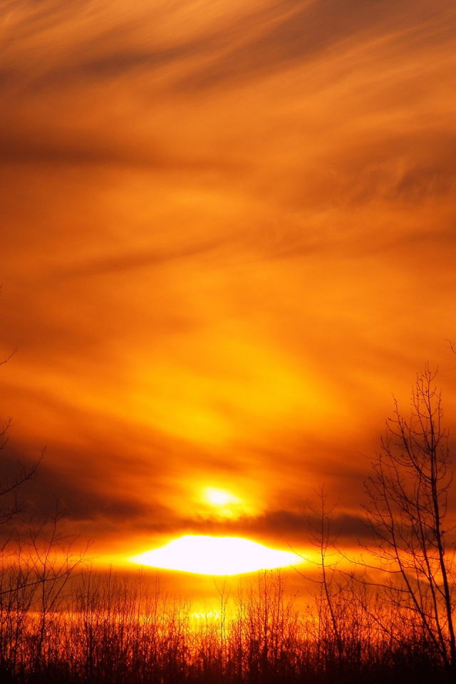 Красный закат на озере