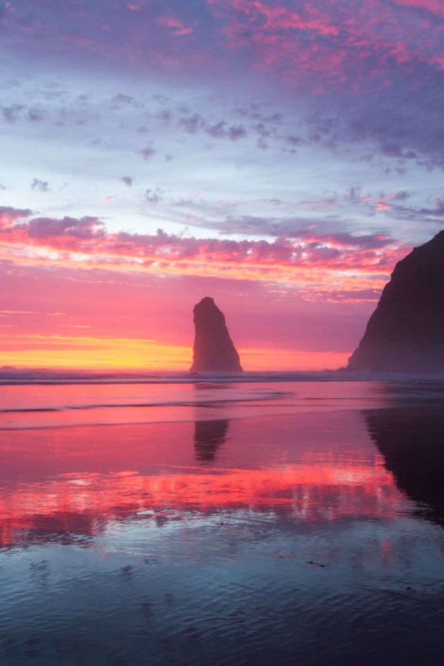 Скалы у берега на фоне заката