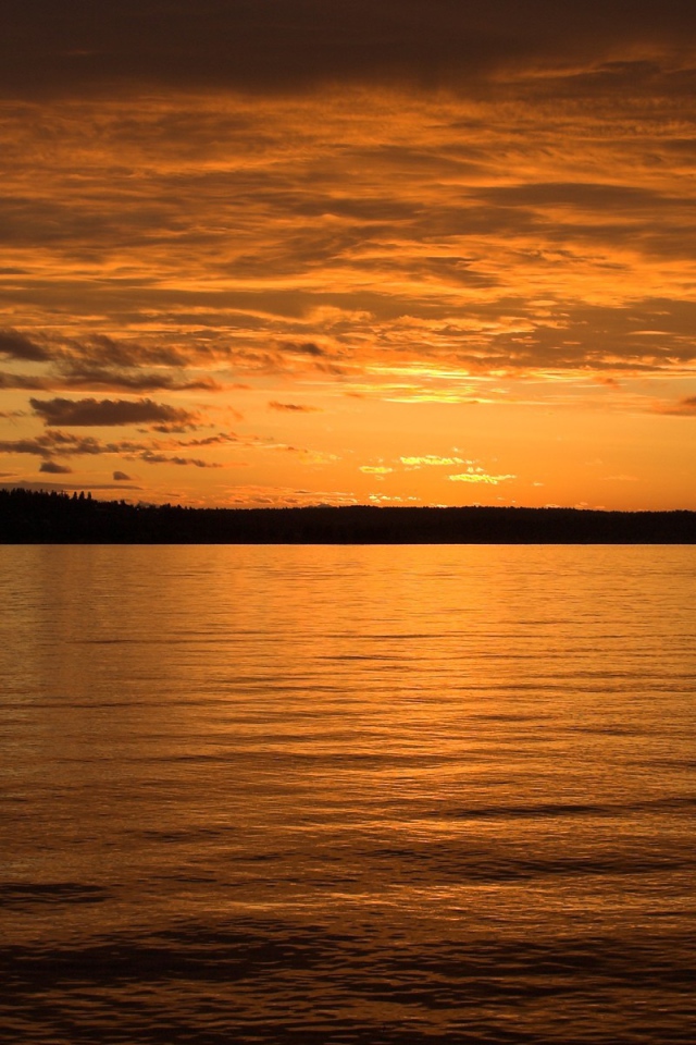 Водная гладь и оранжевое небо на закате