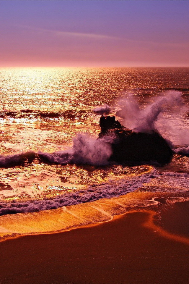 Брызги волн на розовом закате