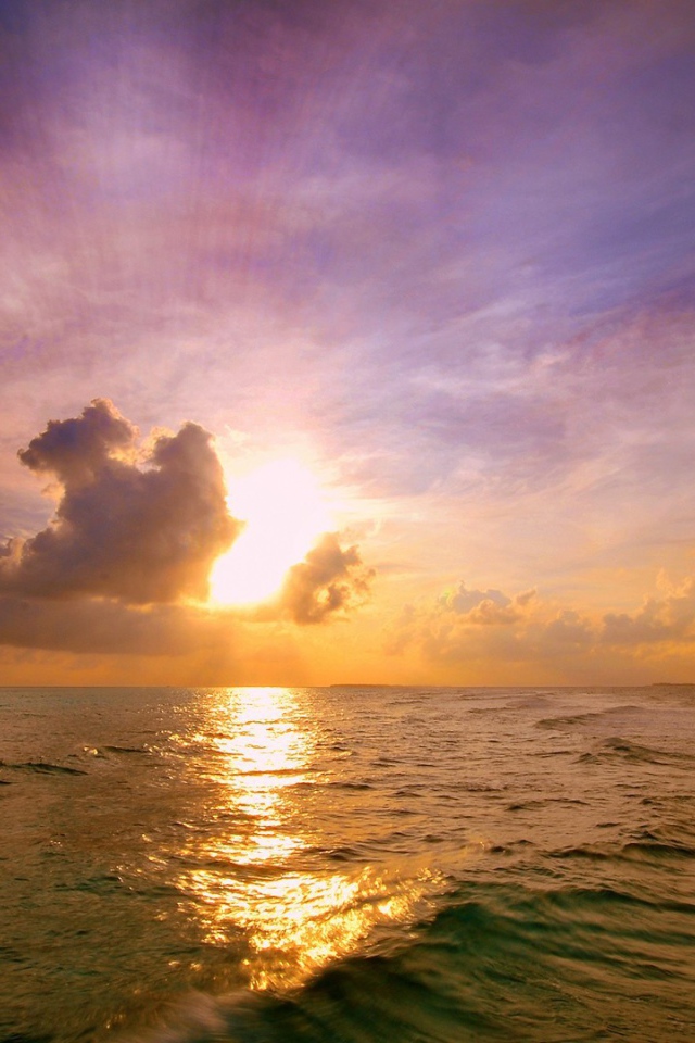 Закат в облаках в открытом море