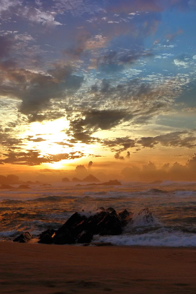 Закат на черных камнях