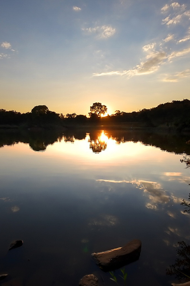 Отражение заката в лесном озере