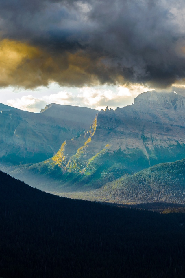 Лучи предзакатного солнца в горах