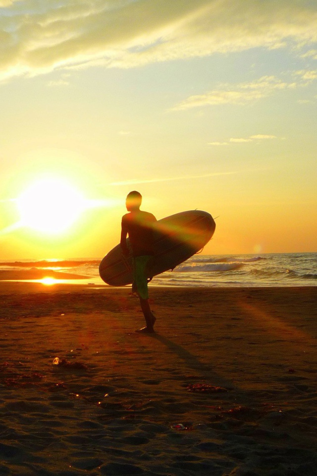 Занятия серфингом на закате