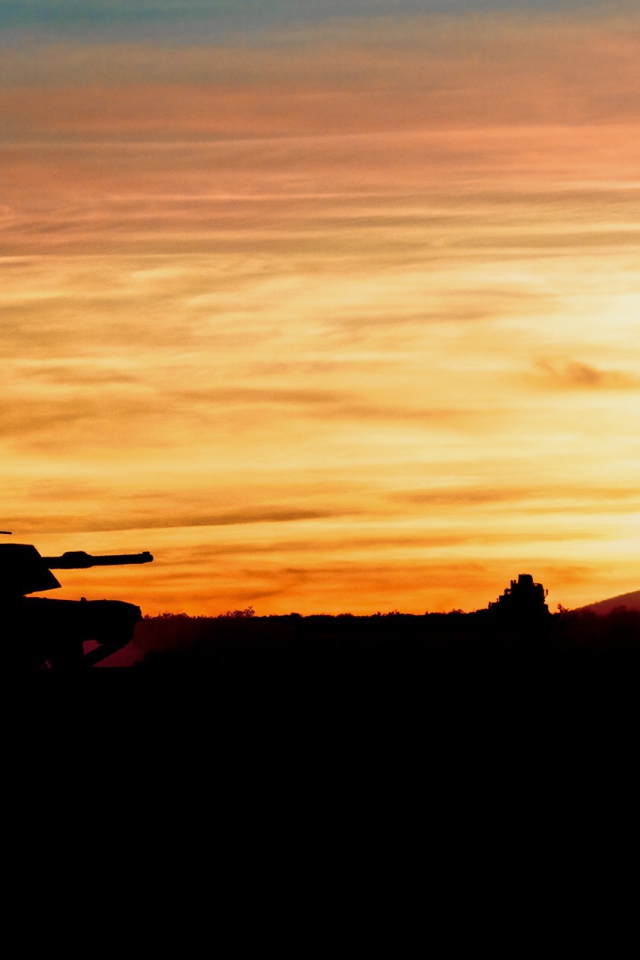 Танк на фоне заката