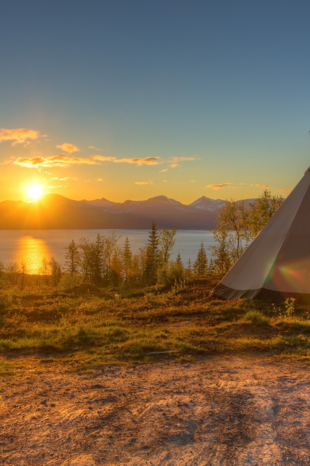 Шатер у озера на закате