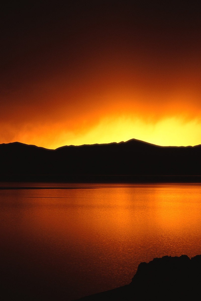 Небо пылает за кромкой гор