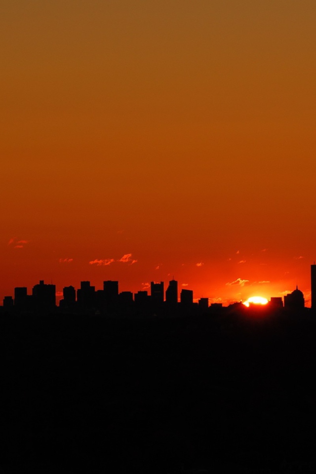 Солнце спряталось за кромкой темных небоскребов