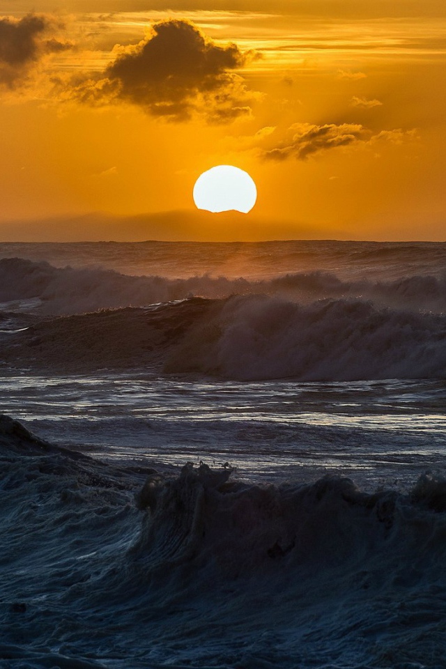 Солнце садится в бурное море
