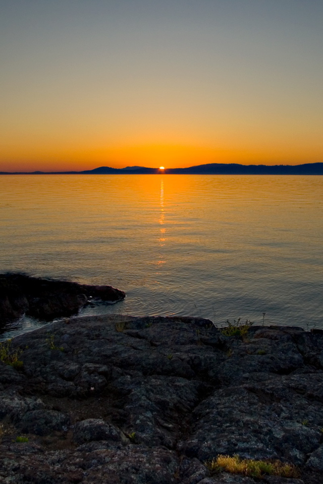 Солнце зашло за берег залива