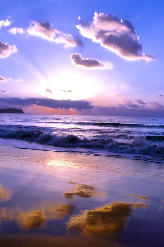 Отражение облаков на пляже