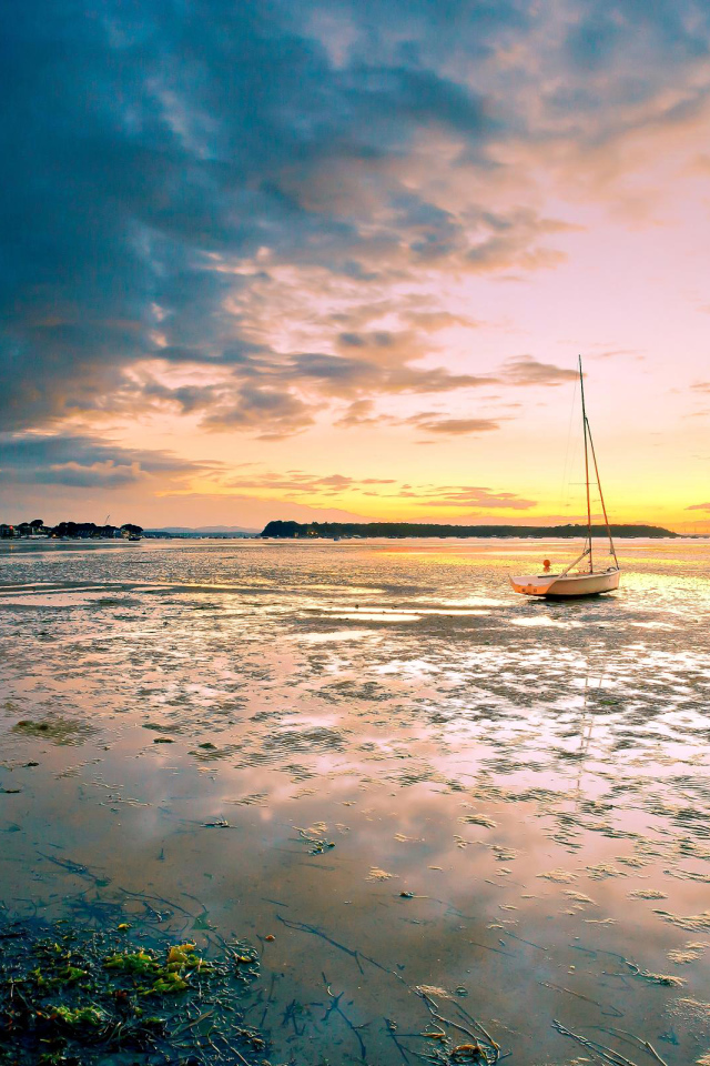 Закат на пляже с лодкой