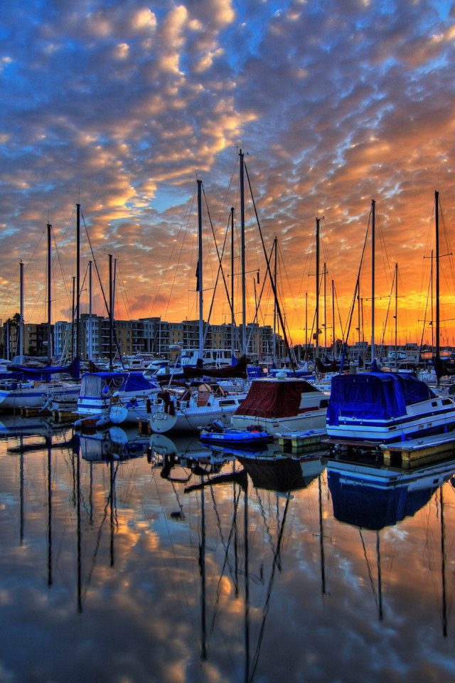 Закат на причале для лодок