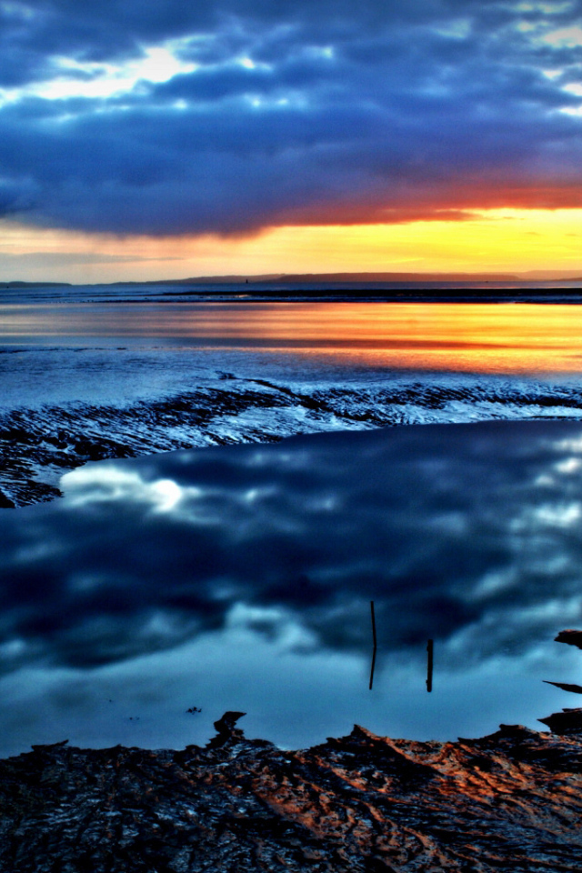 Желтый закат на синих облаках