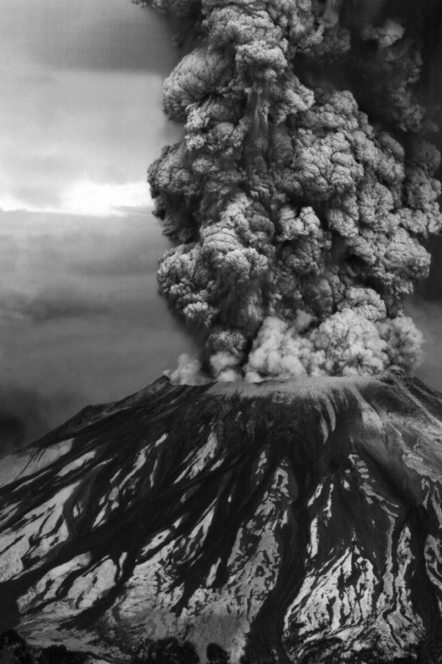Черно белое фото извержения