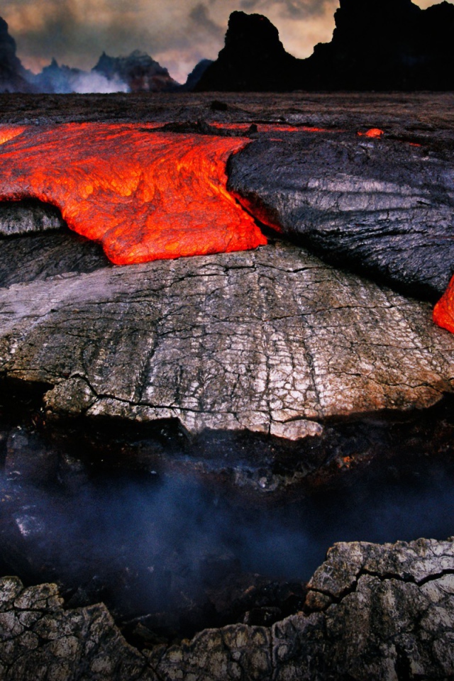 Остывающая лава из вулкана