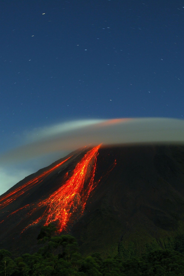 Легкая дымка на вершине извергающегося вулкана