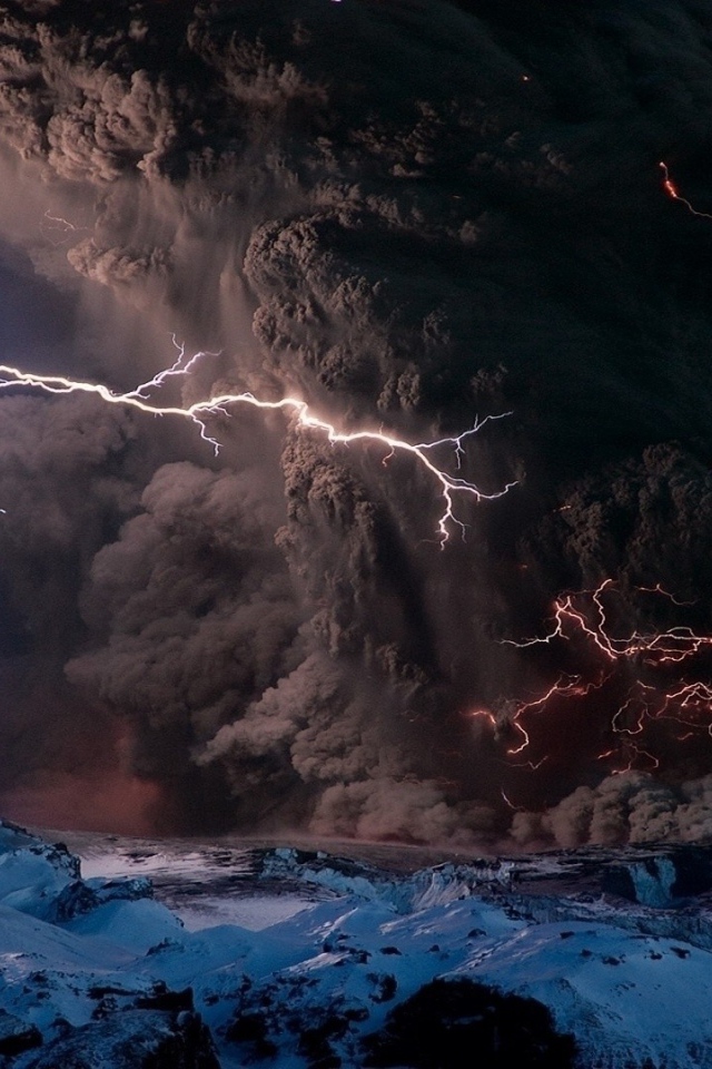 Молнии в столбе вулканического пепла