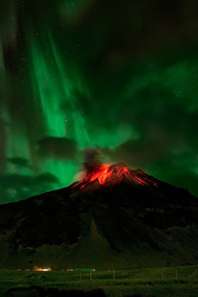 Северное сияние над пылающим вулканом