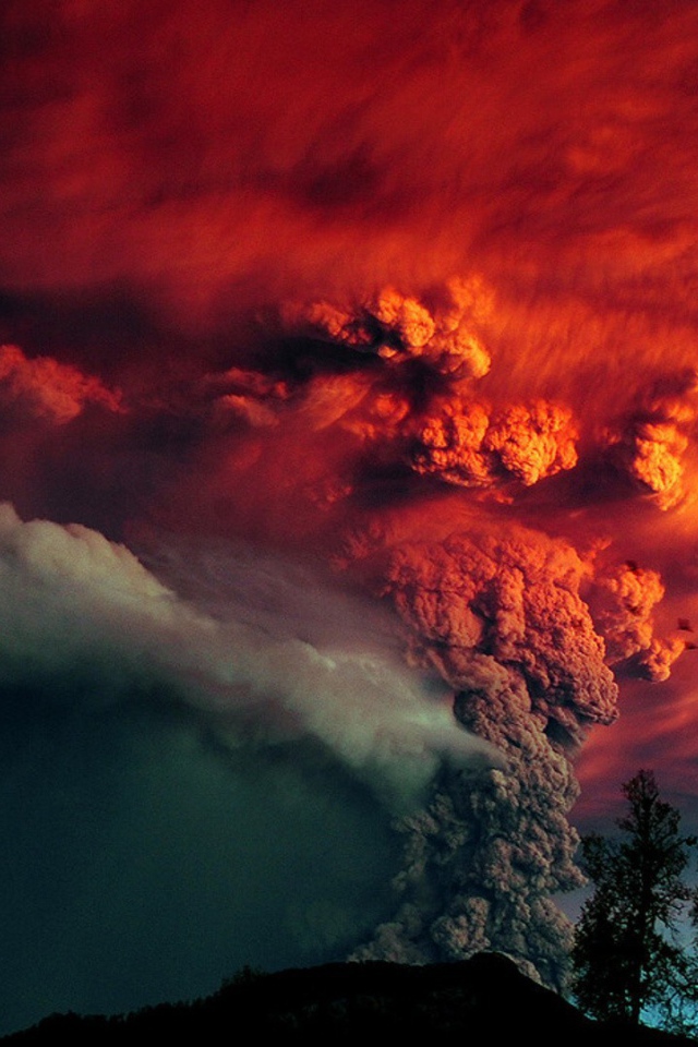 Мощное извержение вулканического пепла