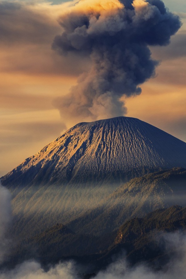 Начало извержения вулкана