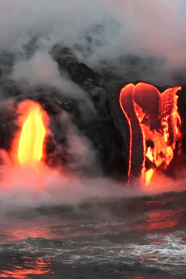 Извержение лавы в дыму