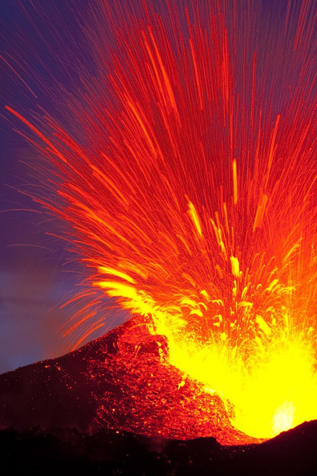 Взрыв лавы на вулкане