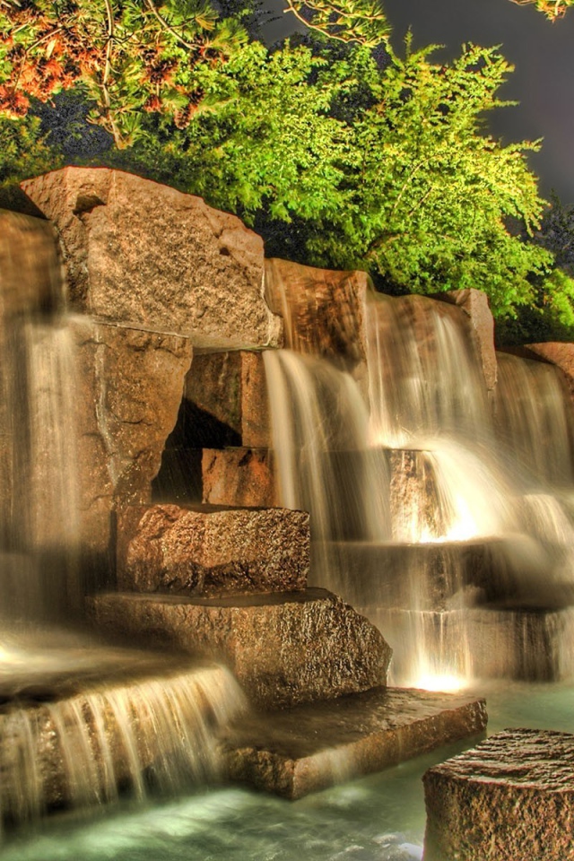 Искусственный водопад на квадратных камнях