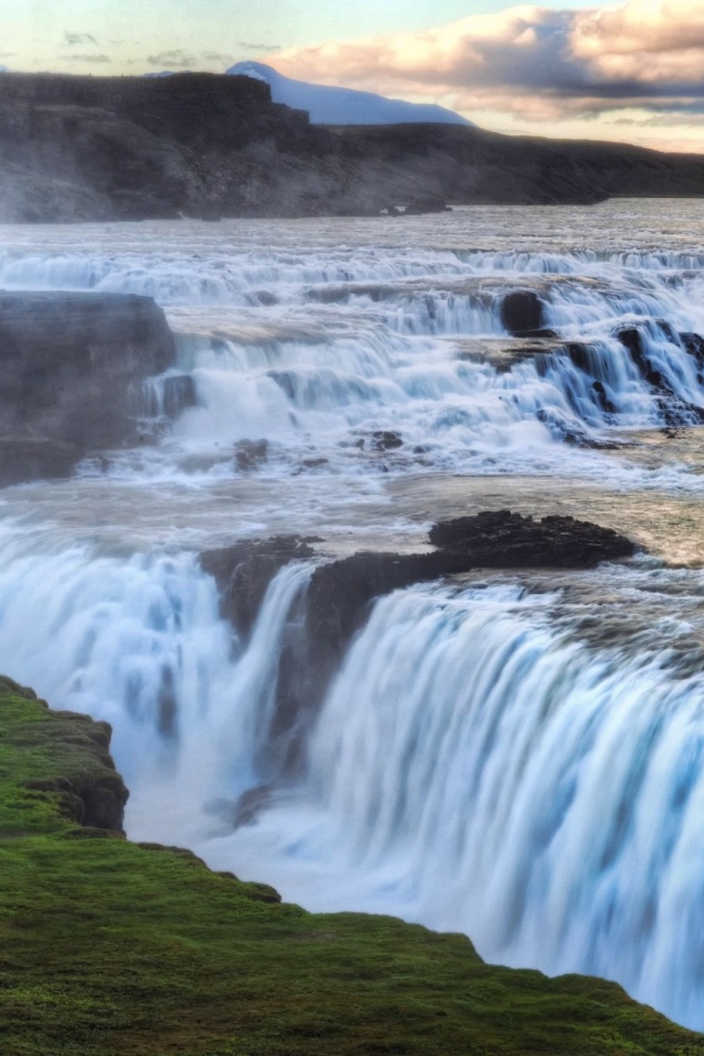 Красивый водопад в горах